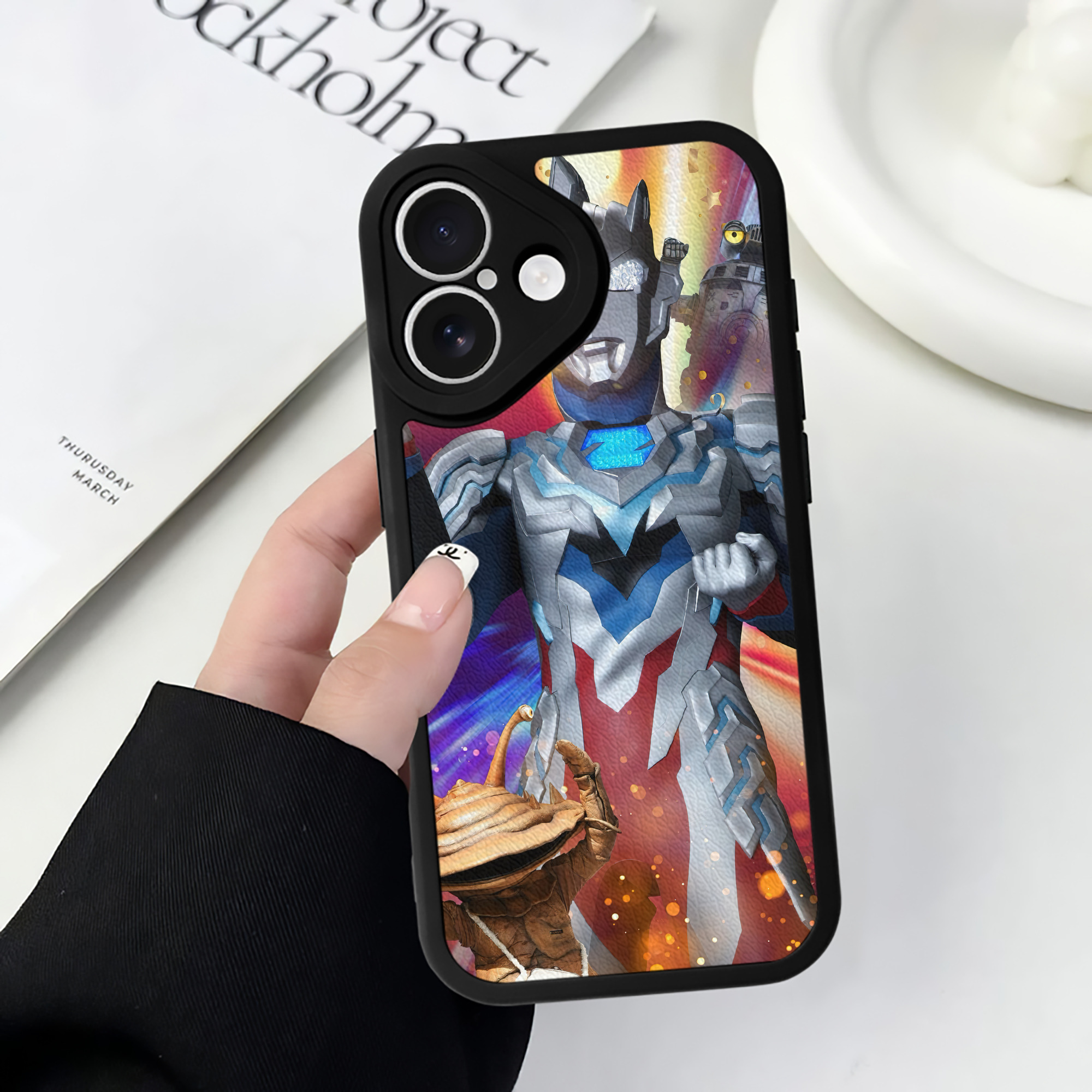（画像用） ウルトラマン Ultraman 【iPhone 16シリーズ対応】シリコンスマホケース（レザー調） 材質：シリコン